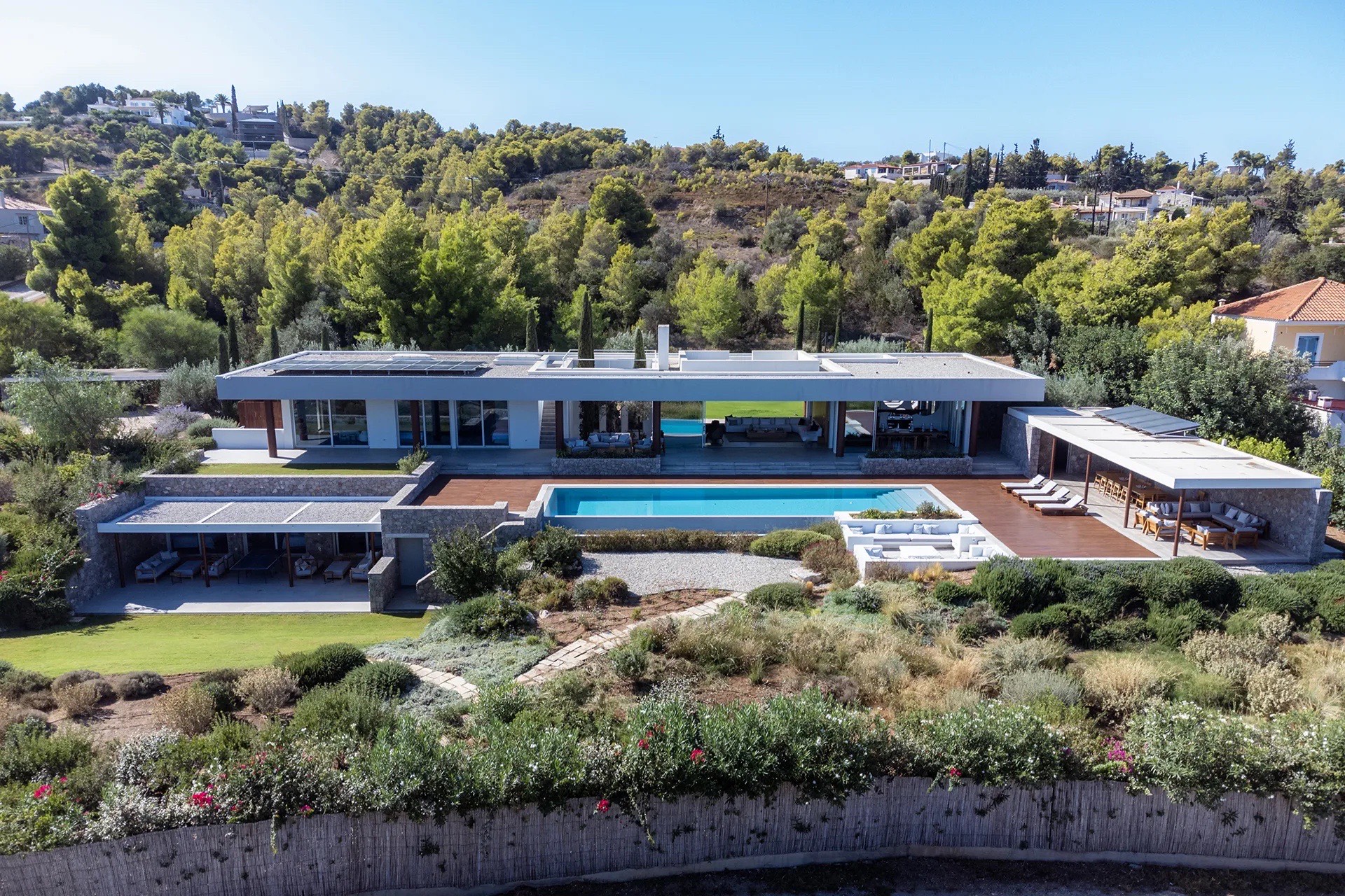 Floating platform extending over the bay