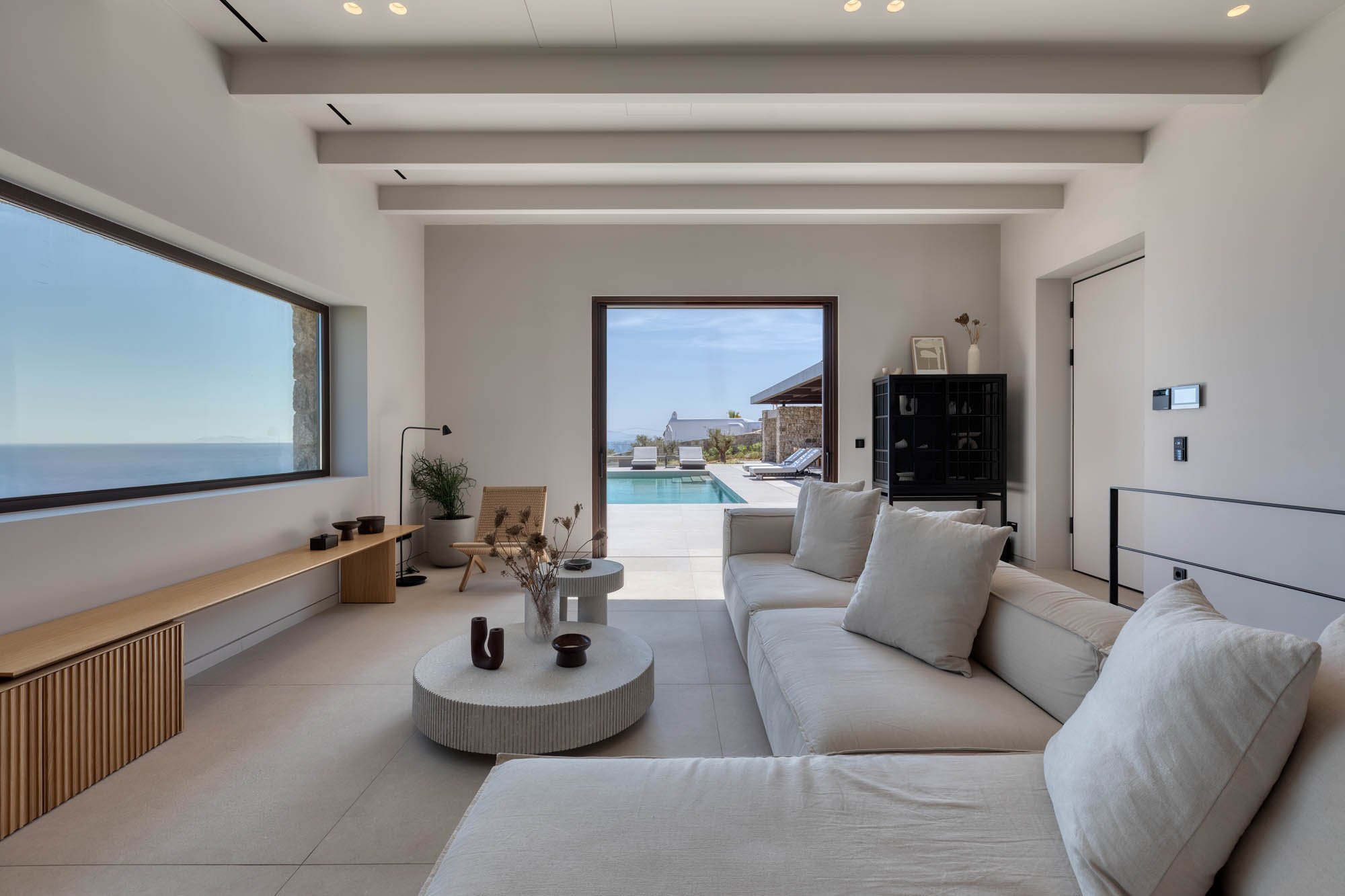 Second lounge opening onto the pool