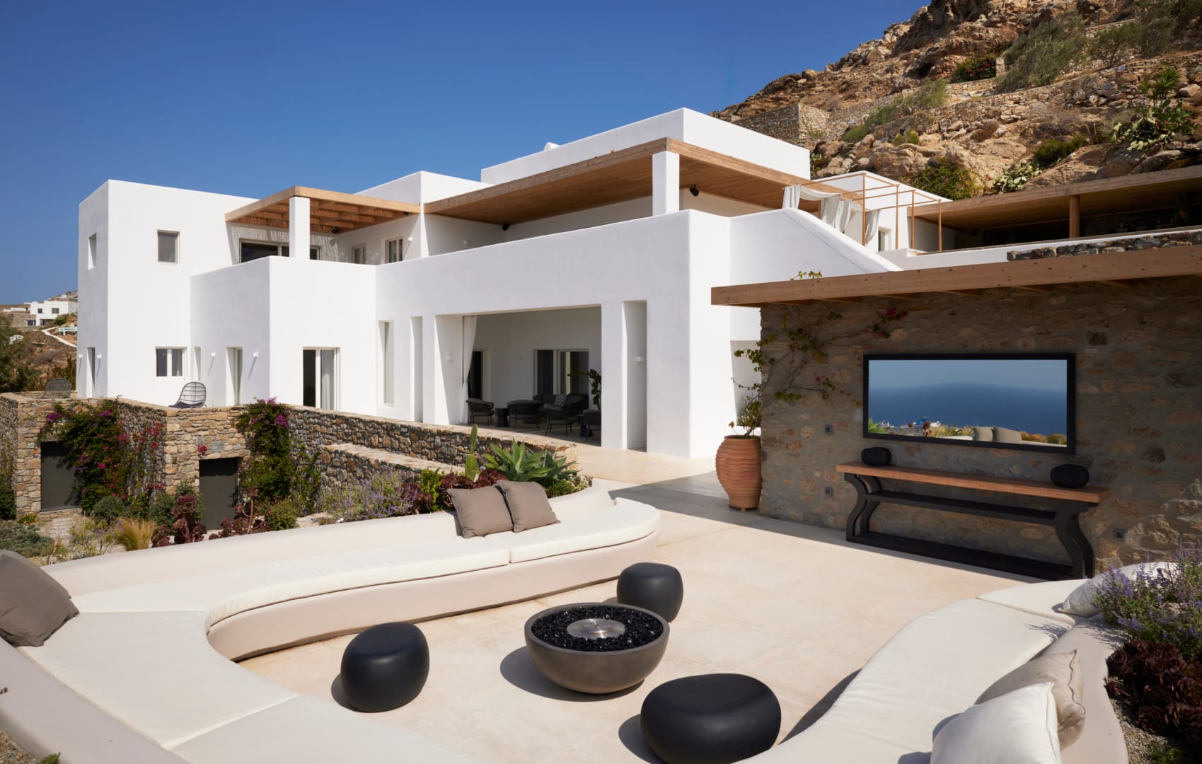 Sunken outdoor lounge with fire pit and outdoor screen